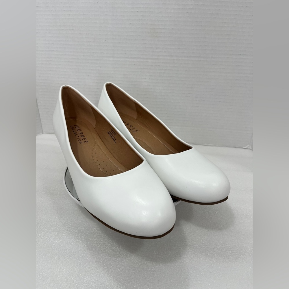 Journee Collection Saar Pumps Womens 11 White Block‎ Heel Closed Toe NEW